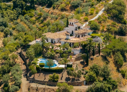 TIMELESS ANDALUSIAN FINCA WITH PANORAMIC LAKE AND MOUNTAIN VIEWS IN ISTÁN
