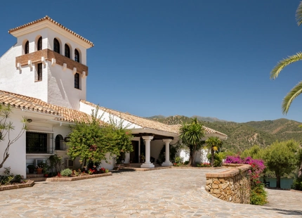 TIMELESS ANDALUSIAN FINCA WITH PANORAMIC LAKE AND MOUNTAIN VIEWS IN ISTÁN
