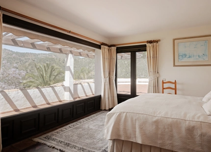 TIMELESS ANDALUSIAN FINCA WITH PANORAMIC LAKE AND MOUNTAIN VIEWS IN ISTÁN