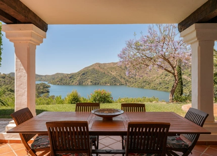 TIMELESS ANDALUSIAN FINCA WITH PANORAMIC LAKE AND MOUNTAIN VIEWS IN ISTÁN