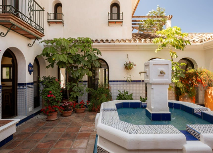 TIMELESS ANDALUSIAN FINCA WITH PANORAMIC LAKE AND MOUNTAIN VIEWS IN ISTÁN