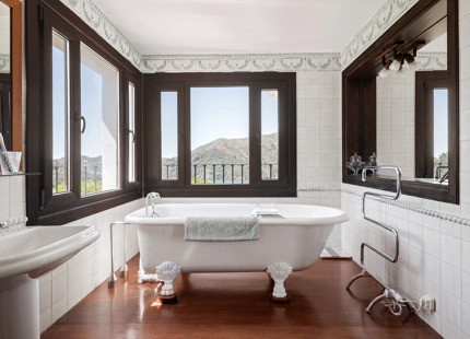 TIMELESS ANDALUSIAN FINCA WITH PANORAMIC LAKE AND MOUNTAIN VIEWS IN ISTÁN