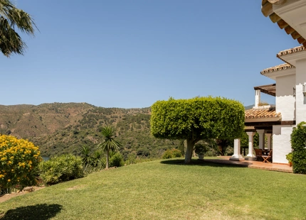 TIMELESS ANDALUSIAN FINCA WITH PANORAMIC LAKE AND MOUNTAIN VIEWS IN ISTÁN