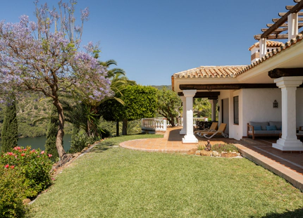 TIMELESS ANDALUSIAN FINCA WITH PANORAMIC LAKE AND MOUNTAIN VIEWS IN ISTÁN