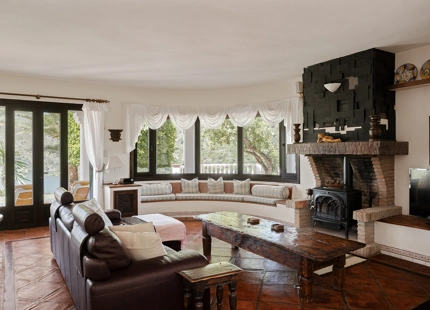 TIMELESS ANDALUSIAN FINCA WITH PANORAMIC LAKE AND MOUNTAIN VIEWS IN ISTÁN