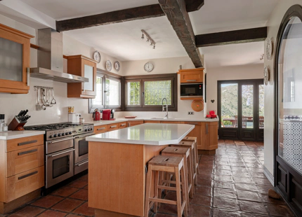 TIMELESS ANDALUSIAN FINCA WITH PANORAMIC LAKE AND MOUNTAIN VIEWS IN ISTÁN