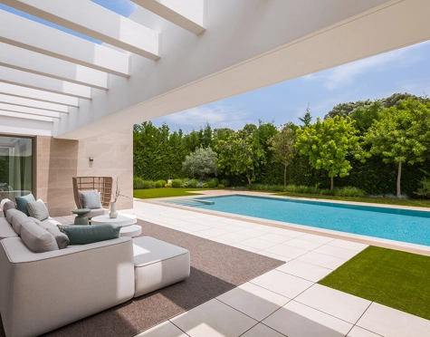 Villa for sale in El Paraiso, Estepona East