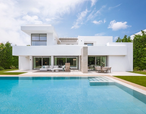 Villa for sale in El Paraiso, Estepona East