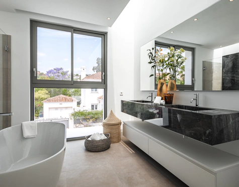 Villa for sale in El Paraiso, Estepona East