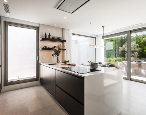 Villa for sale in El Paraiso, Estepona East