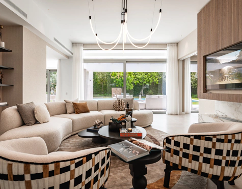 Villa for sale in El Paraiso, Estepona East
