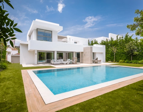 Villa for sale in El Paraiso, Estepona East