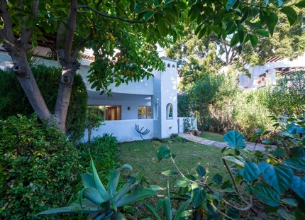 APARTAMENTO EN PLANTA BAJA CON AMPLIA TERRAZA Y JARDÍN EN GUADALMINA BAJA