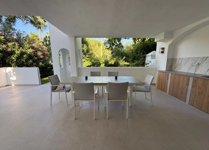 APARTAMENTO EN PLANTA BAJA CON AMPLIA TERRAZA Y JARDÍN EN GUADALMINA BAJA