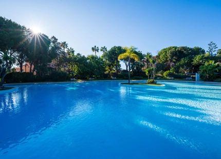 APARTAMENTO EN PLANTA BAJA CON AMPLIA TERRAZA Y JARDÍN EN GUADALMINA BAJA