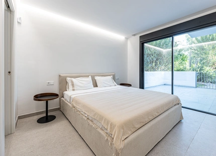 APARTAMENTO EN PLANTA BAJA CON AMPLIA TERRAZA Y JARDÍN EN GUADALMINA BAJA
