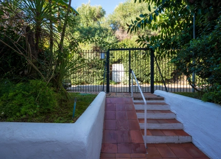 APARTAMENTO EN PLANTA BAJA CON AMPLIA TERRAZA Y JARDÍN EN GUADALMINA BAJA
