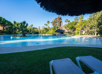 APARTAMENTO EN PLANTA BAJA CON AMPLIA TERRAZA Y JARDÍN EN GUADALMINA BAJA