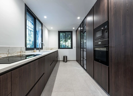 APARTAMENTO EN PLANTA BAJA CON AMPLIA TERRAZA Y JARDÍN EN GUADALMINA BAJA