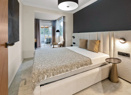 ELEGANTE RESIDENCIA EN PLANTA BAJA A POCOS PASOS DE LA PLAYA EN LA MILLA DE ORO DE MARBELLA