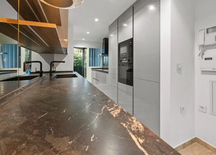 ELEGANTE RESIDENCIA EN PLANTA BAJA A POCOS PASOS DE LA PLAYA EN LA MILLA DE ORO DE MARBELLA