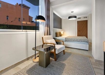 ELEGANTE RESIDENCIA EN PLANTA BAJA A POCOS PASOS DE LA PLAYA EN LA MILLA DE ORO DE MARBELLA