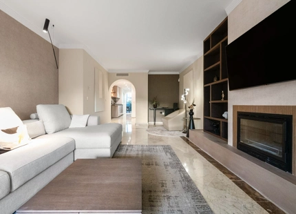 ELEGANTE RESIDENCIA EN PLANTA BAJA A POCOS PASOS DE LA PLAYA EN LA MILLA DE ORO DE MARBELLA