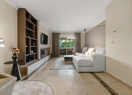 ELEGANTE RESIDENCIA EN PLANTA BAJA A POCOS PASOS DE LA PLAYA EN LA MILLA DE ORO DE MARBELLA