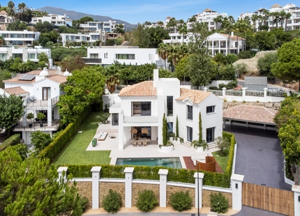 VILLA ELEGANTEMENTE RENOVADA EN VENTA EN LA ALQUERÍA, BENAHAVÍS