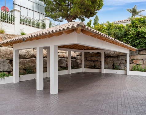 Villa for sale in La Alqueria, Benahavis