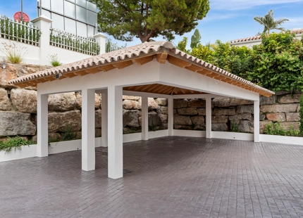 VILLA ELEGANTEMENTE RENOVADA EN VENTA EN LA ALQUERÍA, BENAHAVÍS