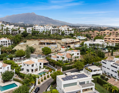 Villa for sale in La Alqueria, Benahavis