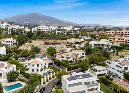 VILLA ELEGANTEMENTE RENOVADA EN VENTA EN LA ALQUERÍA, BENAHAVÍS
