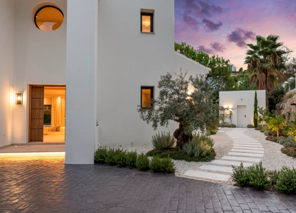 VILLA ELEGANTEMENTE RENOVADA EN VENTA EN LA ALQUERÍA, BENAHAVÍS