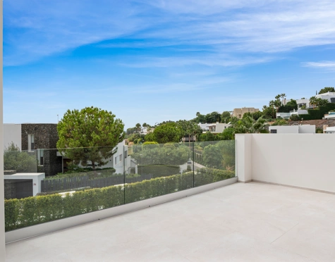 Villa for sale in La Alqueria, Benahavis