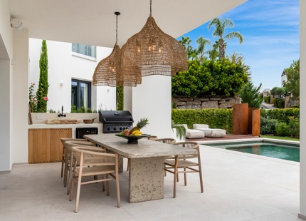 VILLA ELEGANTEMENTE RENOVADA EN VENTA EN LA ALQUERÍA, BENAHAVÍS