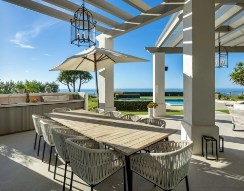 Villa for sale in Monte Halcones, Benahavis