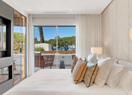 EXCEPTIONAL SEAFRONT APARTMENT FOR SALE IN LOS MONTEROS PALM BEACH, MARBELLA