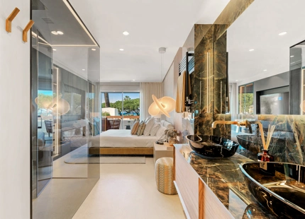 EXCEPTIONAL SEAFRONT APARTMENT FOR SALE IN LOS MONTEROS PALM BEACH, MARBELLA
