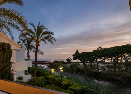 EXCEPTIONAL SEAFRONT APARTMENT FOR SALE IN LOS MONTEROS PALM BEACH, MARBELLA
