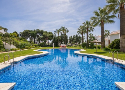 EXCEPTIONAL SEAFRONT APARTMENT FOR SALE IN LOS MONTEROS PALM BEACH, MARBELLA