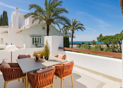 EXCEPTIONAL SEAFRONT APARTMENT FOR SALE IN LOS MONTEROS PALM BEACH, MARBELLA