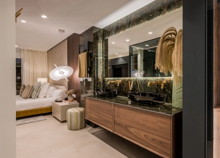 EXCEPTIONAL SEAFRONT APARTMENT FOR SALE IN LOS MONTEROS PALM BEACH, MARBELLA
