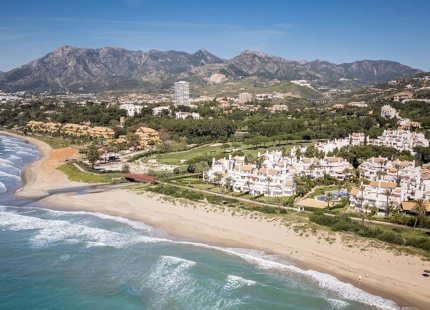 EXCEPTIONAL SEAFRONT APARTMENT FOR SALE IN LOS MONTEROS PALM BEACH, MARBELLA