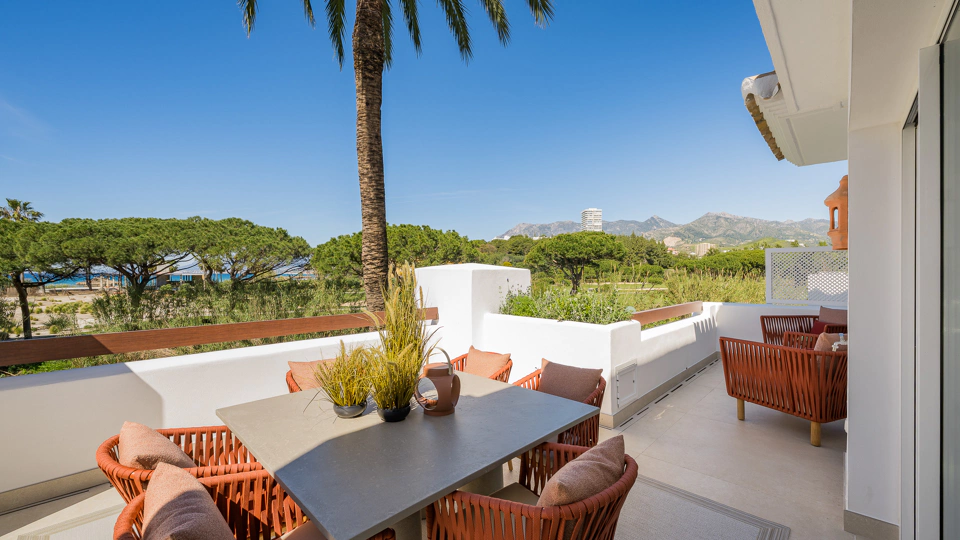 Apartment for sale in Los Monteros Palm Beach, Marbella East