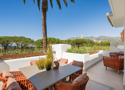 EXCEPTIONAL SEAFRONT APARTMENT FOR SALE IN LOS MONTEROS PALM BEACH, MARBELLA