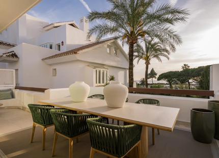 EXCEPTIONAL SEAFRONT APARTMENT FOR SALE IN LOS MONTEROS PALM BEACH, MARBELLA