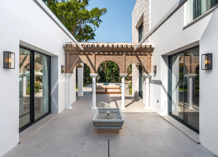 CONTEMPORARY VILLA WITH SPA, CINEMA AND GOLF VIEWS IN NUEVA ANDALUCÍA