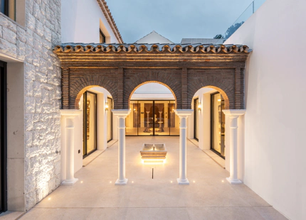 CONTEMPORARY VILLA WITH SPA, CINEMA AND GOLF VIEWS IN NUEVA ANDALUCÍA