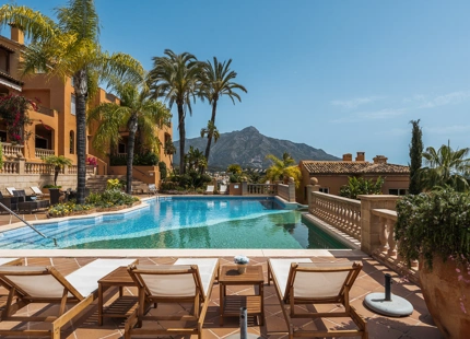 ELEVATED 4-BEDROOM APARTMENT WITH PANORAMIC SEA VIEWS IN NUEVA ANDALUCÍA